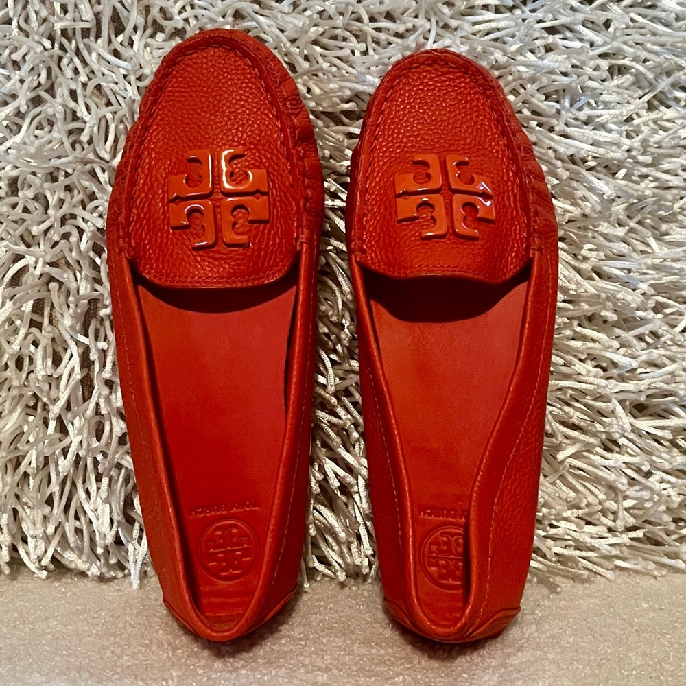 BRAND NEW NEVER WORN TORY BURCH CASUAL SHOE,  SIZE 6.5. GREAT CASUAL SHOE.NO BOX